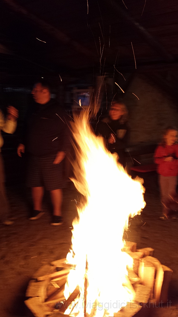 20130702_205753.jpg - Un bel fuoco riscalda la notte al camping, si canta e si balla.