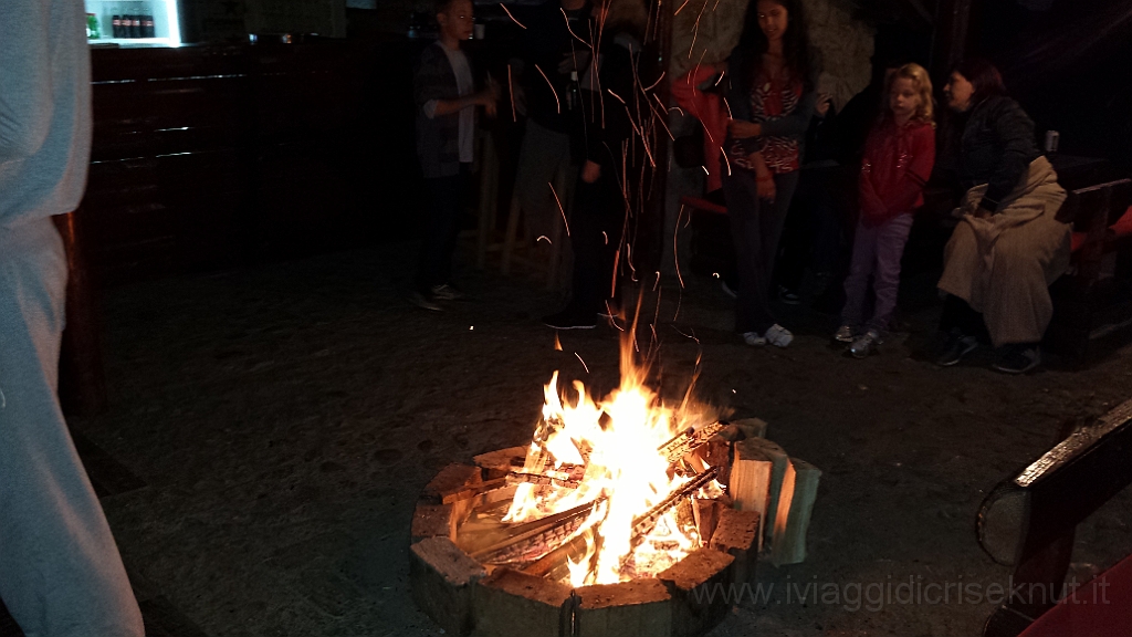 20130702_210301.jpg - Un bel fuoco riscalda la notte al camping.