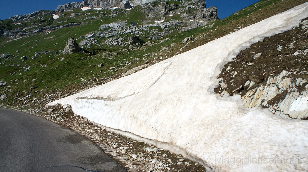 DSC01504.jpg - Quota 2000, c'è ancora neve!