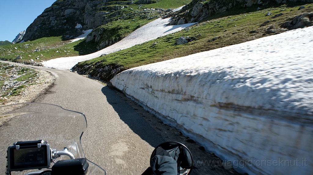 DSC01543.jpg - La strada si mantiene tra i 1900 e i 2000 m. e c'è ancora neve!