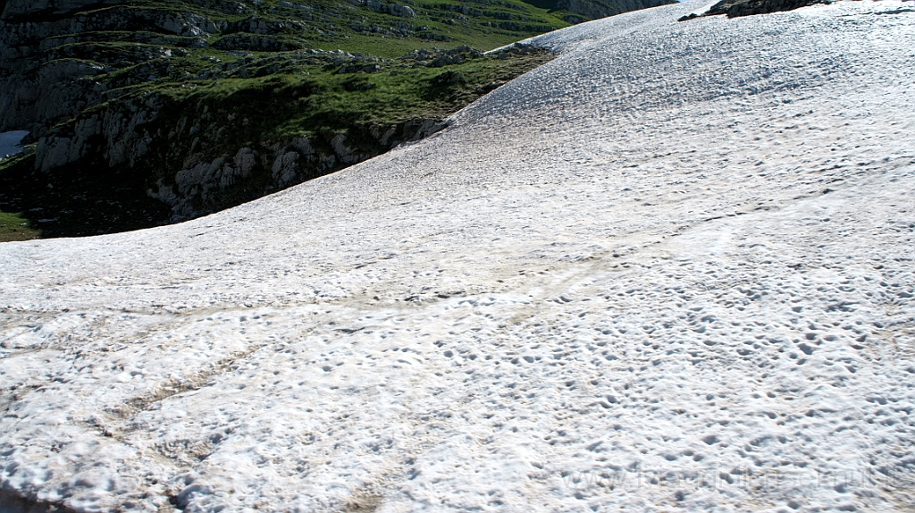 DSC01544.jpg - La strada si mantiene tra i 1900 e i 2000 m. e c'è ancora neve!