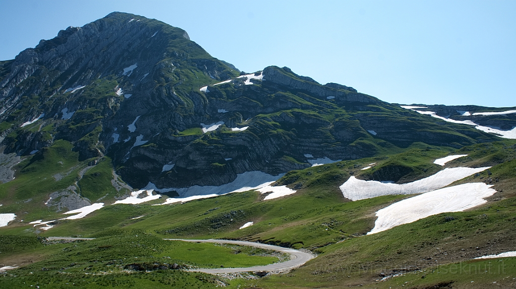 DSC01556.jpg - La strada si mantiene tra i 1900 e i 2000 m. e c'è ancora neve!