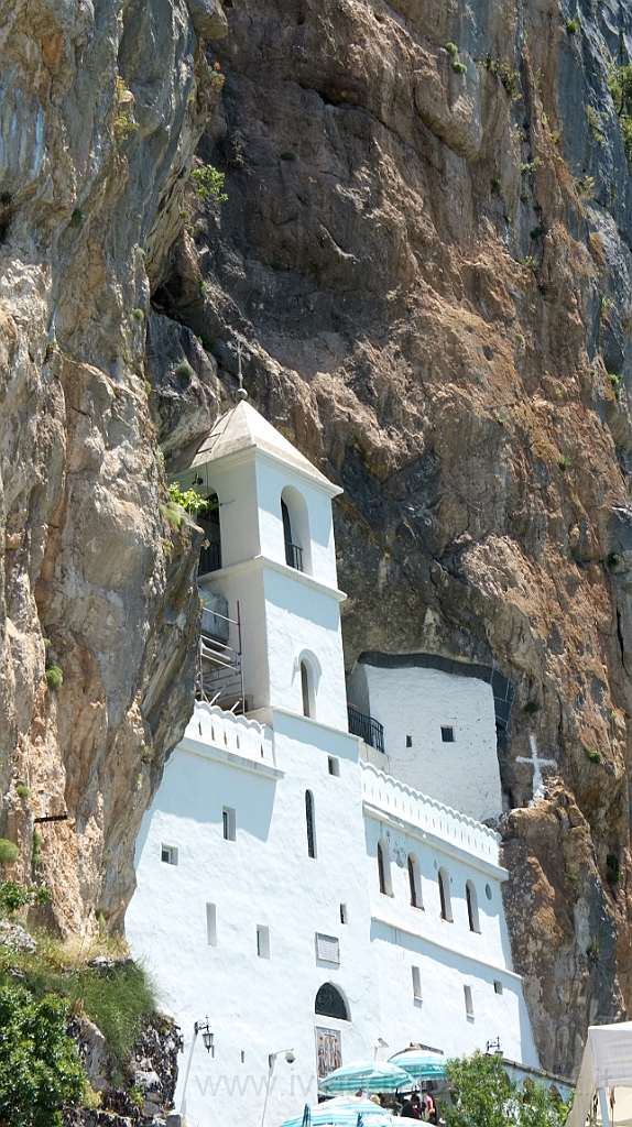 DSC01663.jpg - Il bianco Monastero di Ostrog.