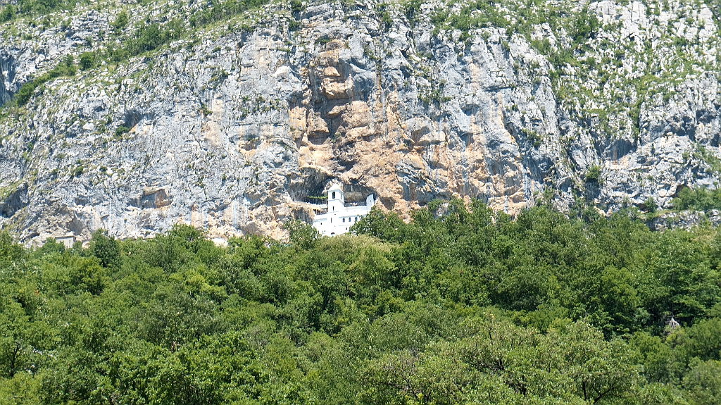 DSC01672.jpg - Il bianco Monastero di Ostrog.