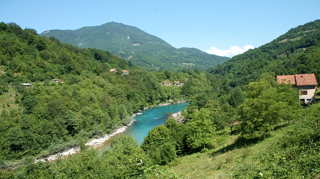 DSC01735.jpg - La strada per Foca costeggia il Drina.