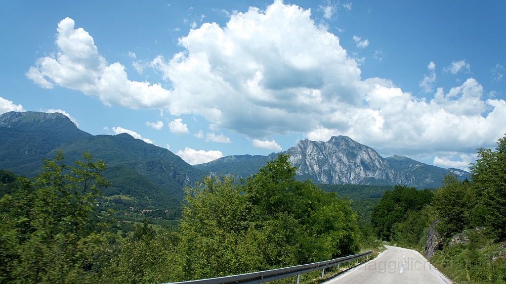 DSC01752.jpg - La strada che attraversa il Sutieska National Park.