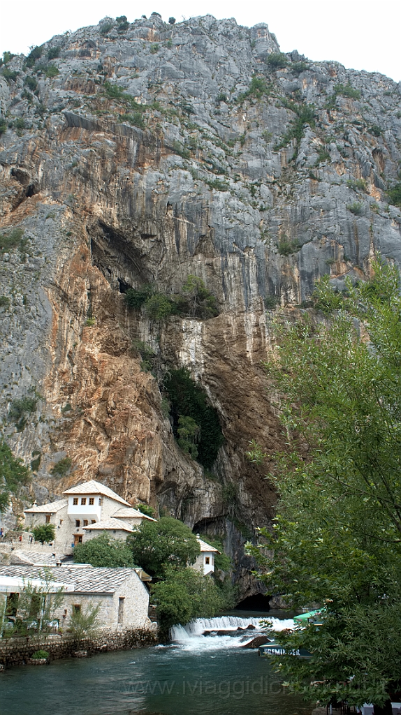 DSC02106.jpg - Blagaj, la sorgente su cui si trova la Casa dei Dervisci.