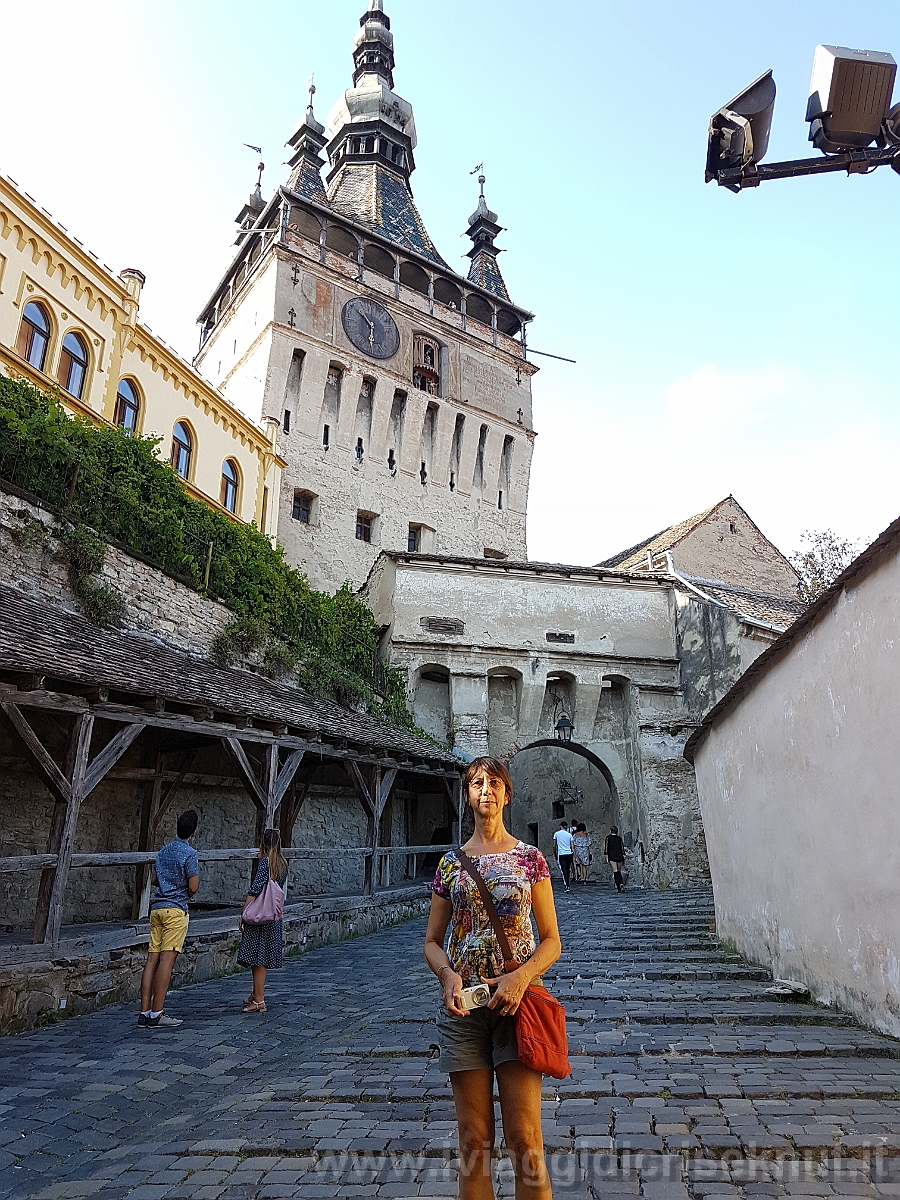 20180809_175108.jpg - Cris, con sullo sfondo la torre dell'orologio.