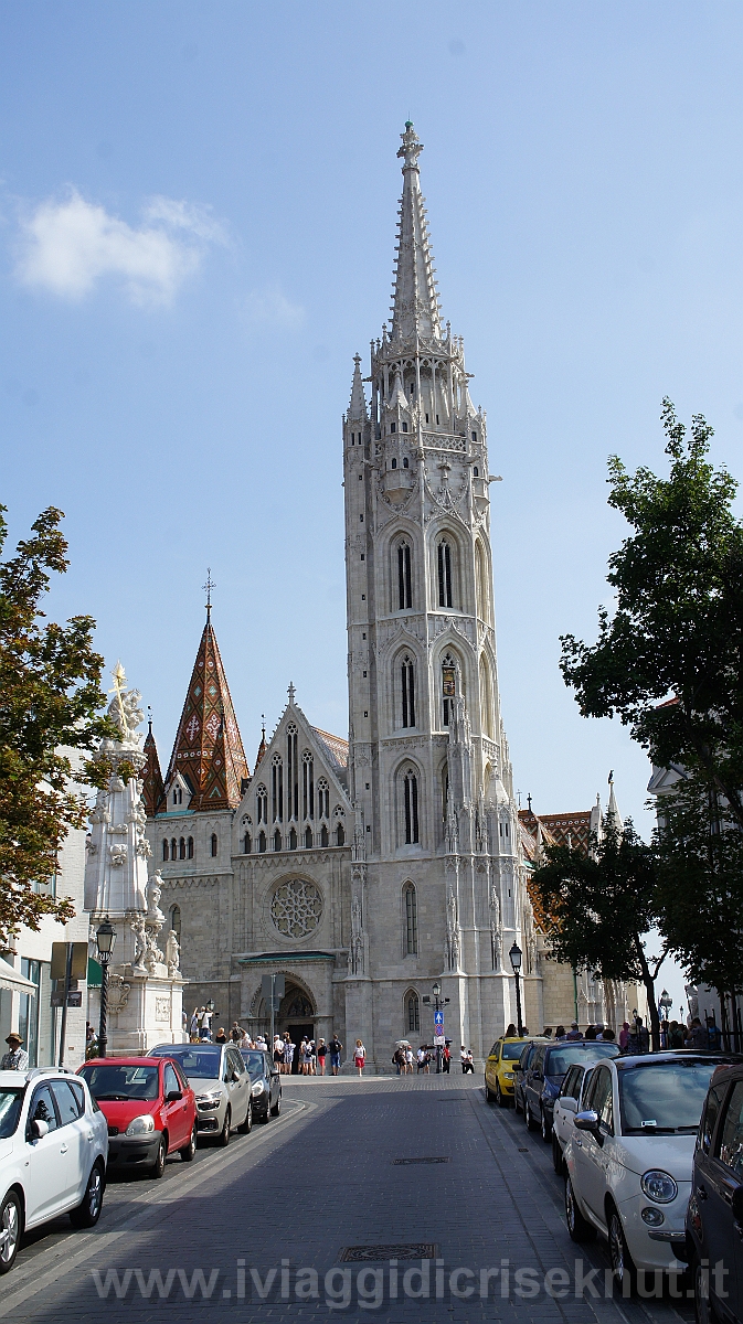 DSC04635.JPG - Giorno 3: Budapest: a passeggio per Varnegyed.Sullo sfondo la chiesa di Mattia.