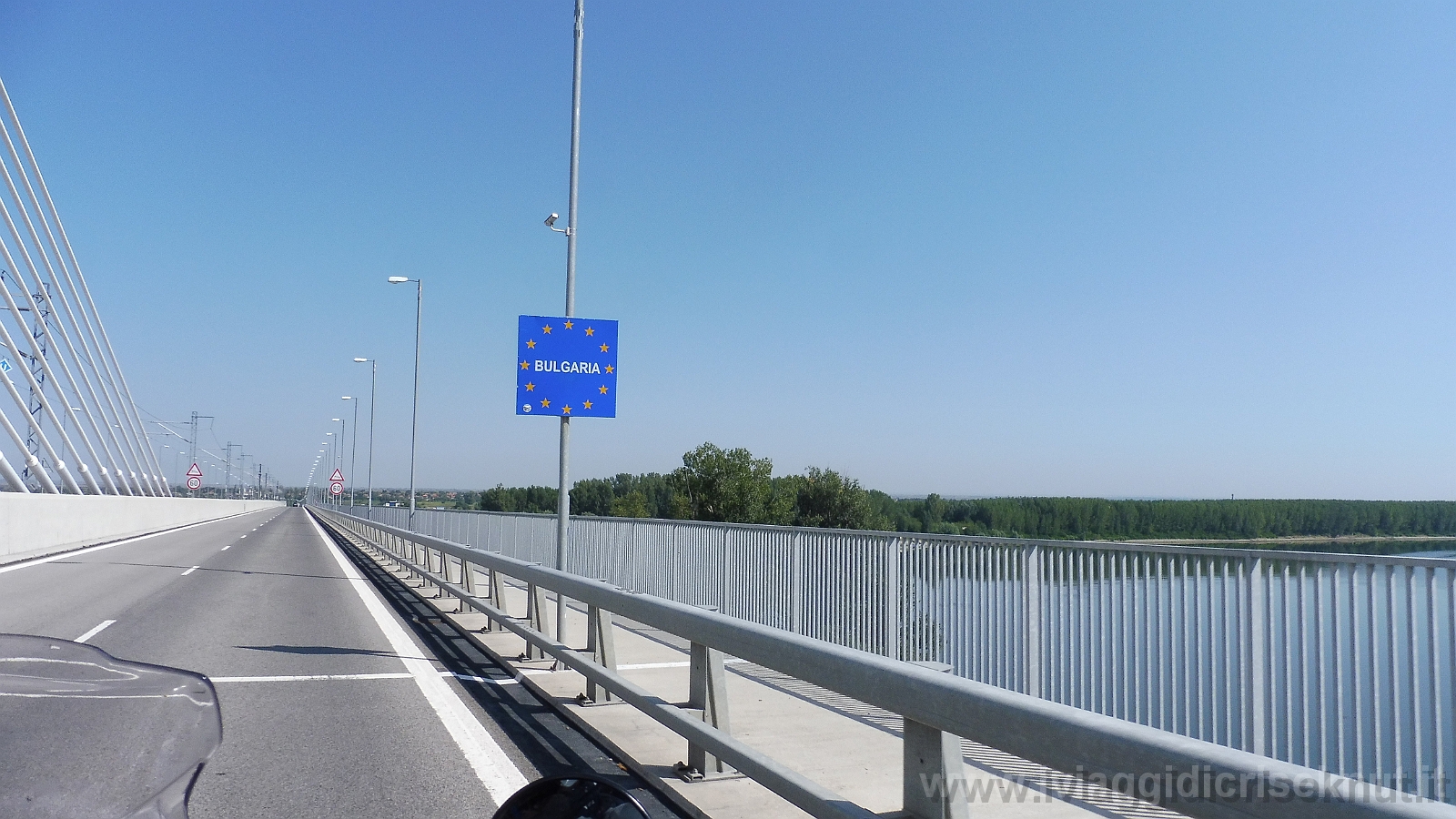 P1050411.JPG - Il ponte sul Danubio che unisce Romania e Bulgaria.