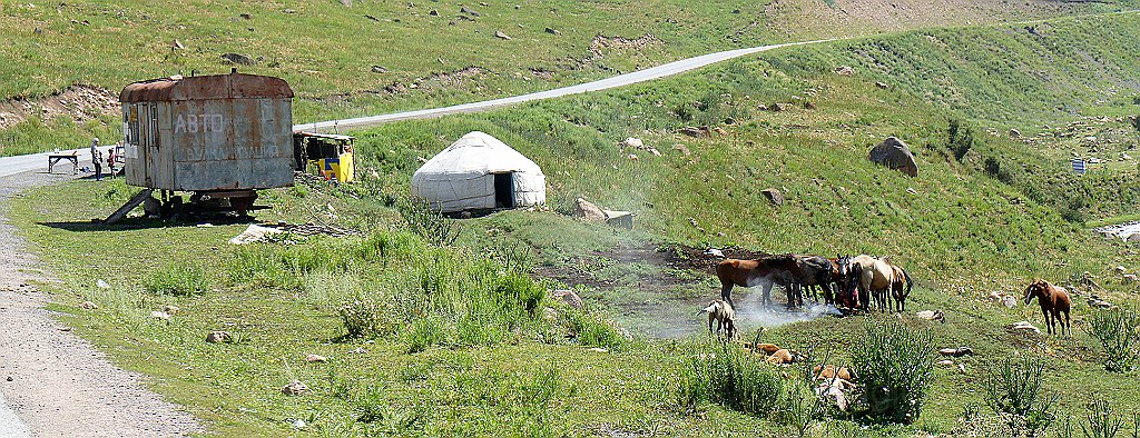 DSC06218.JPG -  sulla strada tra Toktugul a Bishkek