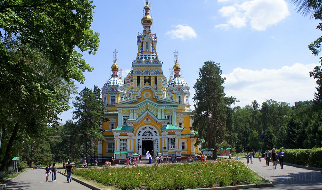 DSC06350.JPG - La cattedrale Zenkov nel parco Panfilov