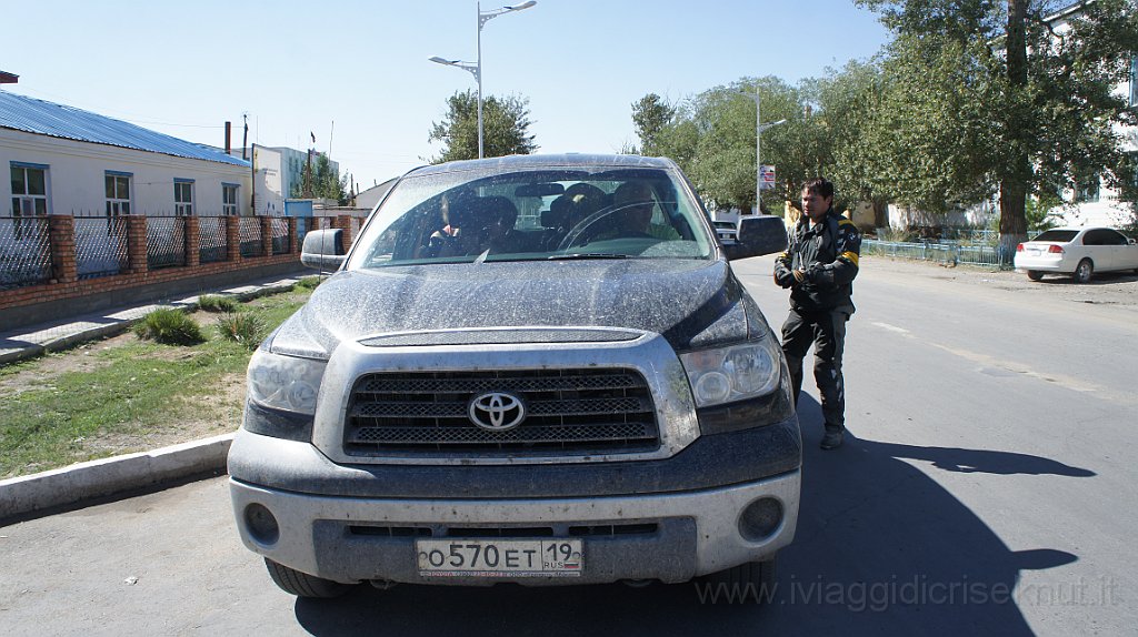 DSC07046.JPG - 5° giorno Khovd. Il suv degli amici russi.