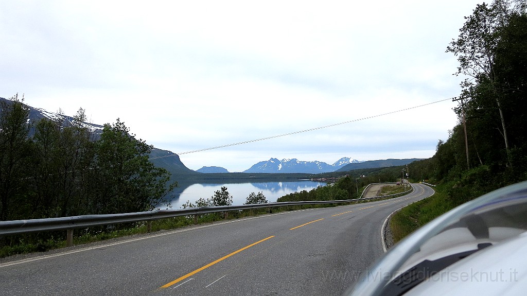 IMG_3863.JPG - La strada serpeggia scendendo lungo la costa frastagliata verso Tromsø.