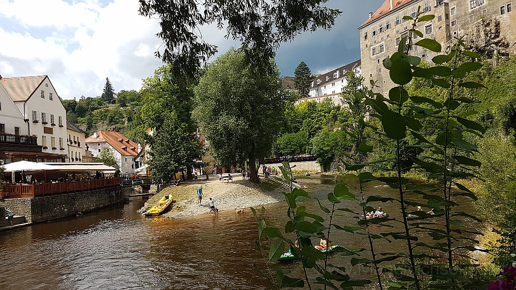 20190802_123603.jpg - Diverse imbarcazioni percorrono le anse del fiume.