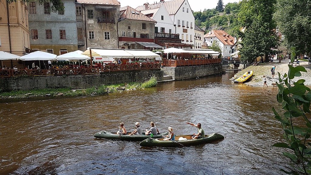 20190802_123617.jpg - Diverse imbarcazioni percorrono le anse del fiume.