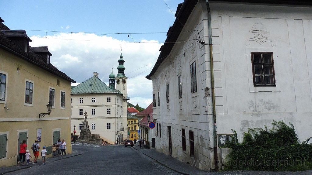 P1060757.JPG - Banskà Stiavnica, la via centrale.