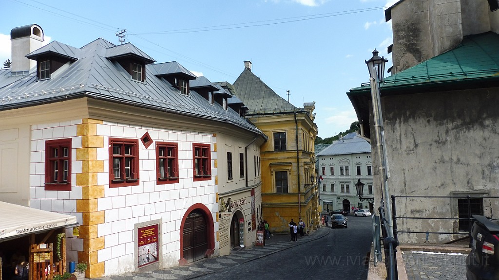 P1060759.JPG - Banskà Stiavnica, la via centrale.