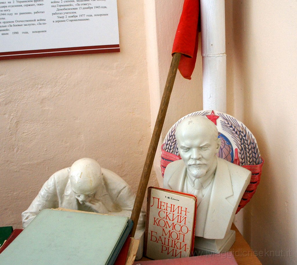 DSC07430.JPG - Il museo all'interno della scuola conserva due busti di Lenin.