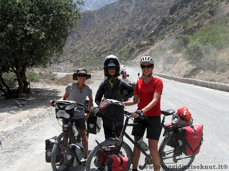 IMG_2846.jpg - L'incontro con un gruppo di ciclisti.