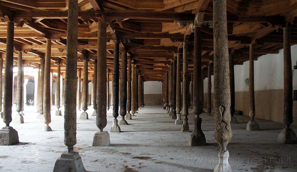 DSC05000.JPG - Le colonne, 218, all'interno della Moschea Juma.